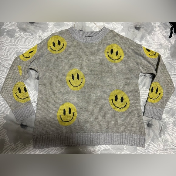 NWOT Just Polly Ny -Grey acrylic sweater with yellow smiley faces - size L - Picture 2 of 7